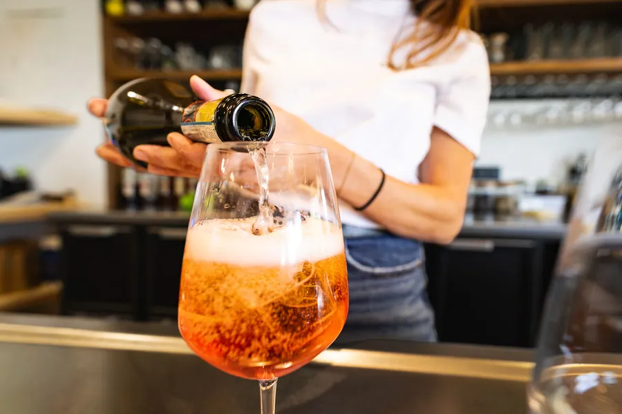 Préparation d’un cocktail au bar de Chez Fifine