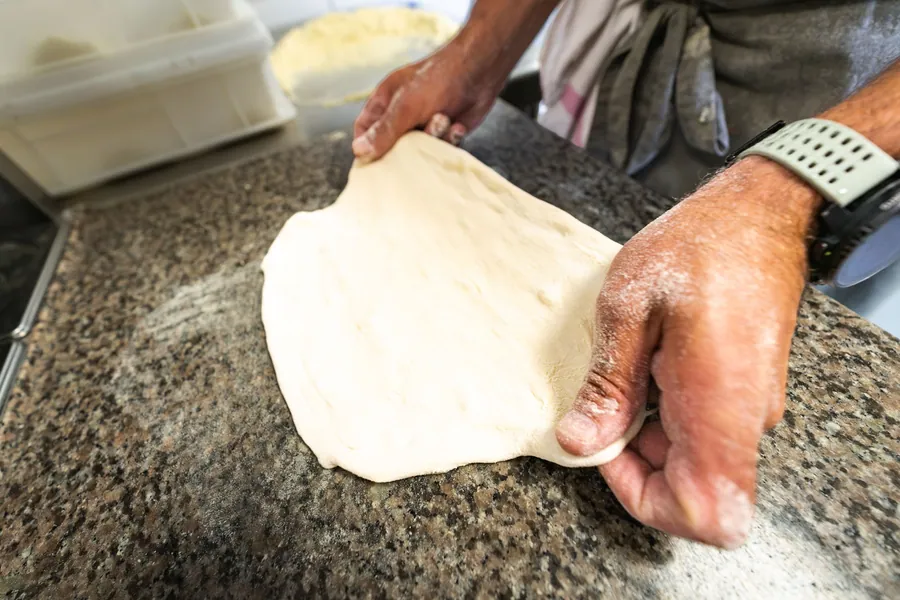 Préparation de la pâte à pizza en cuisine
