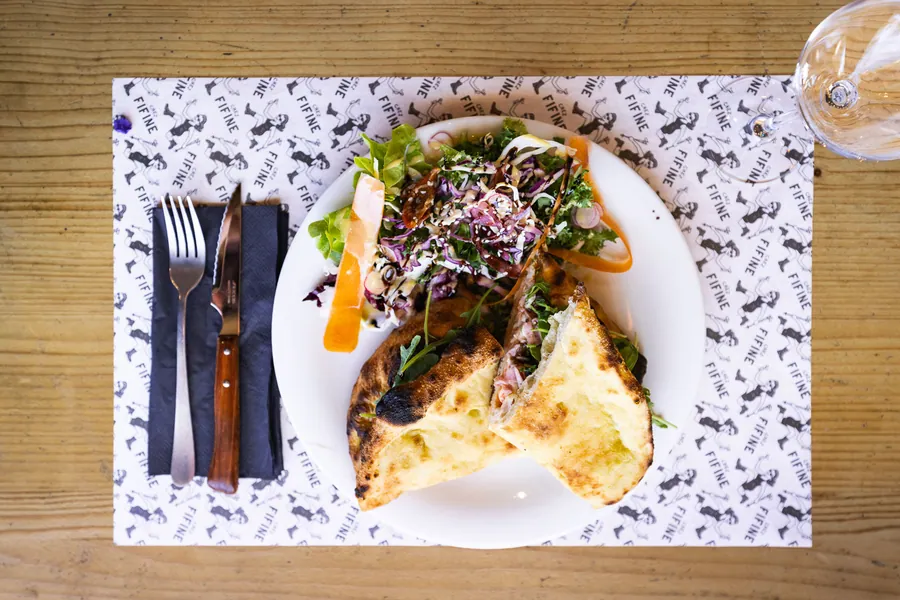 Pain garni et salade, une autre assiette de Chez Fifine
