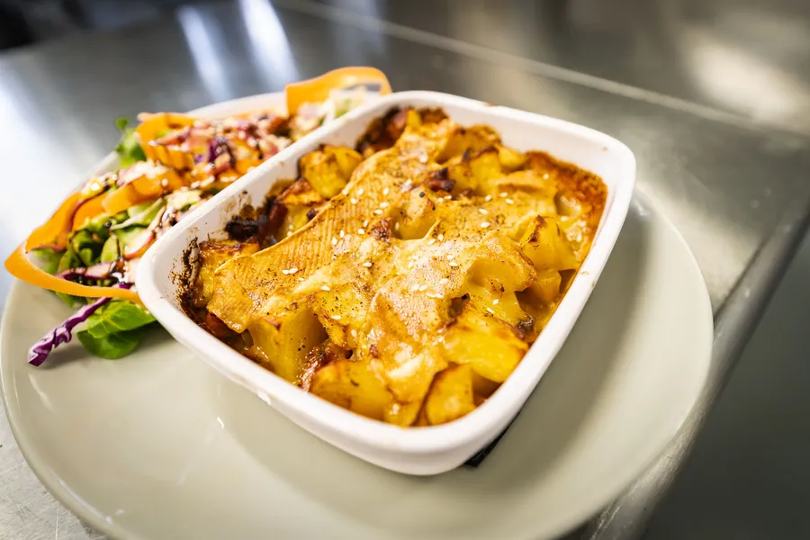 Gratin doré et salade, au départ de la cuisine