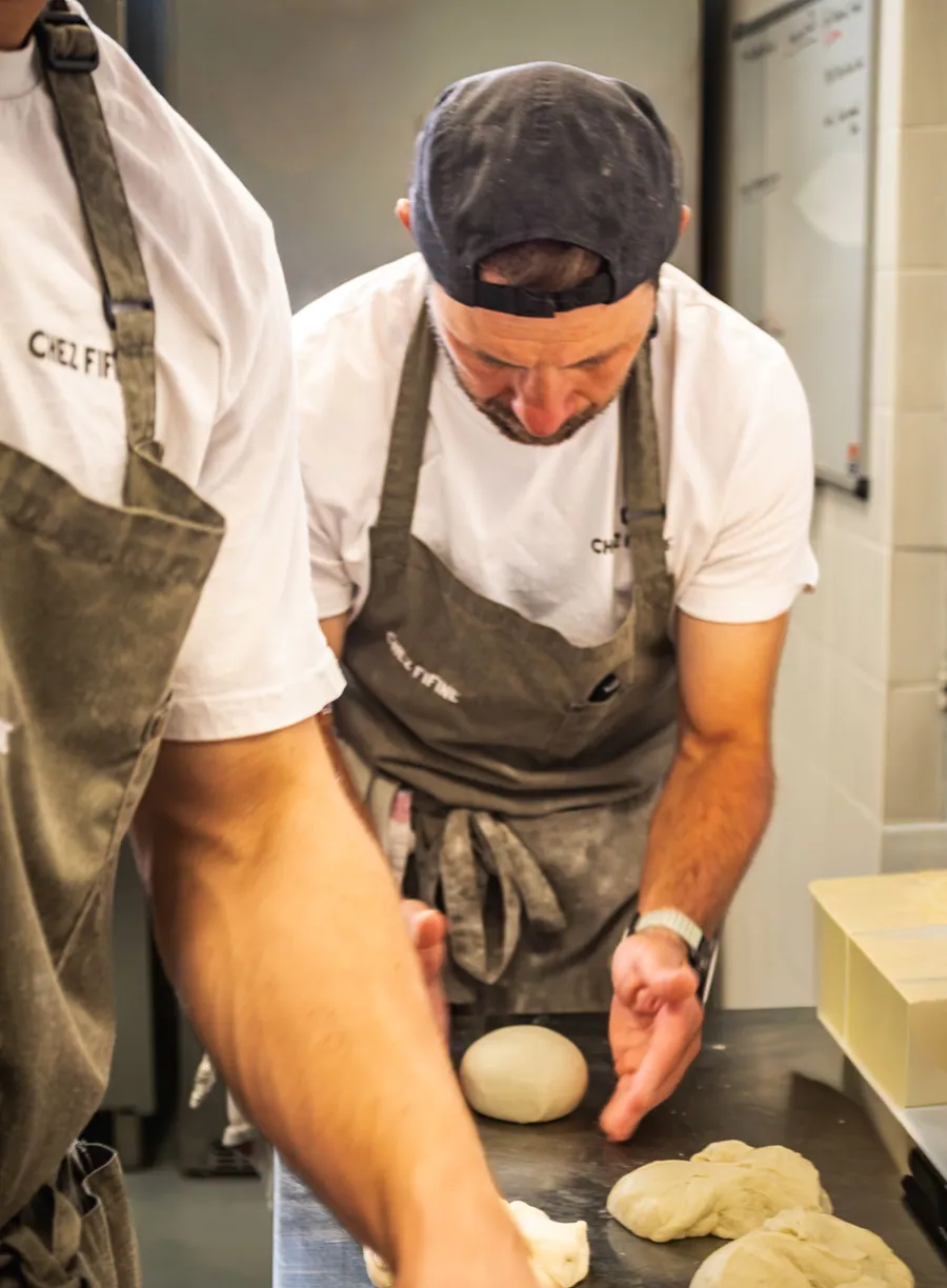 Le travail de la pâte dans la cuisine de Chez Fifine