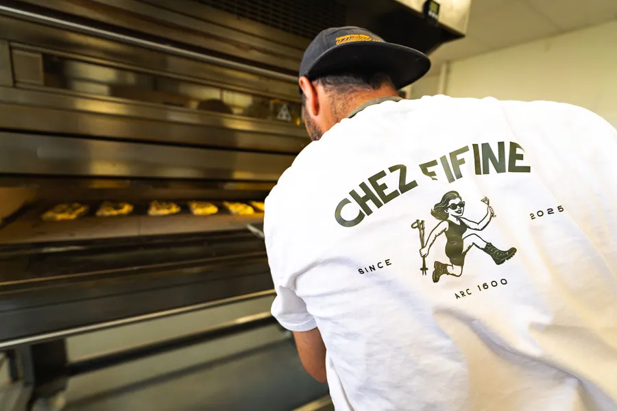 Le cuisinier devant le four à pizzas