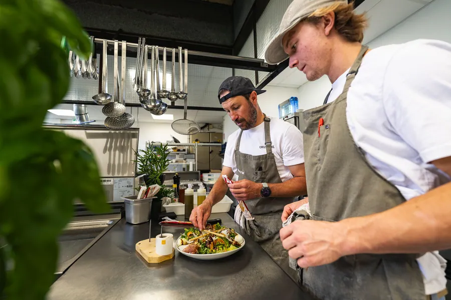 Les cuisiniers préparent les assiettes ensemble