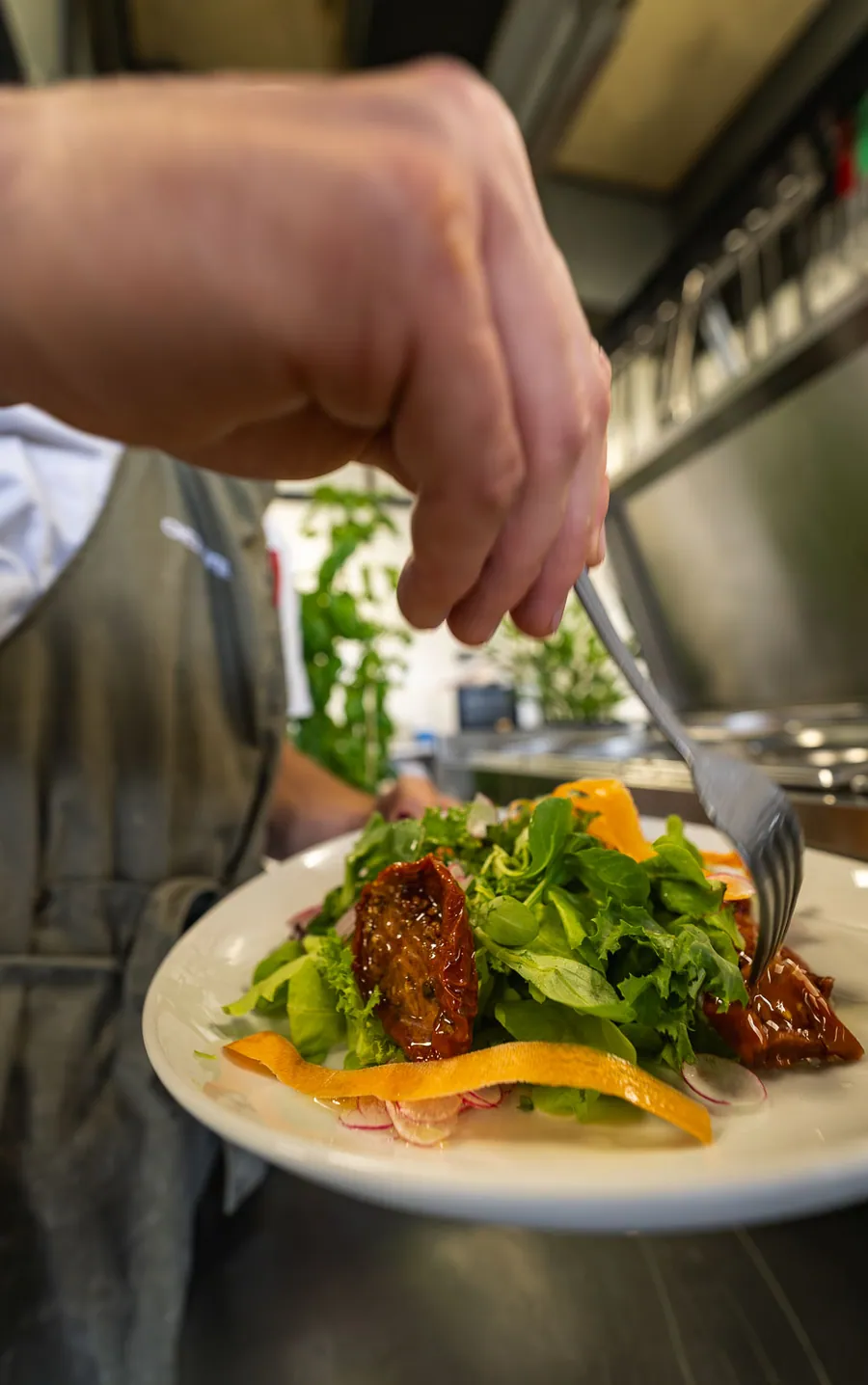 Les derniers gestes du dressage d’une salade