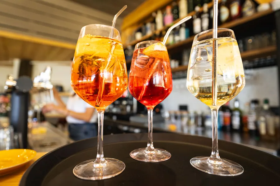 Trois cocktails prêts à partir au bar