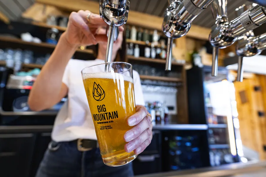 Service d’une bière à la pression chez Fifine