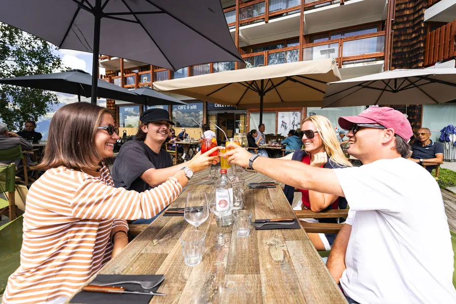 Un apéritif partagé en terrasse à Arc 1600
