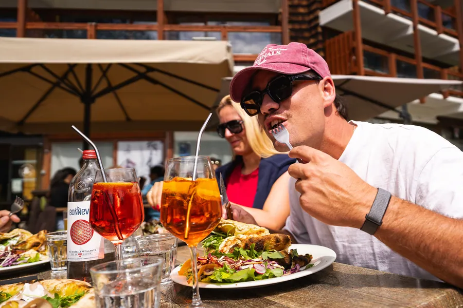 Le plaisir de goûter une assiette en terrasse