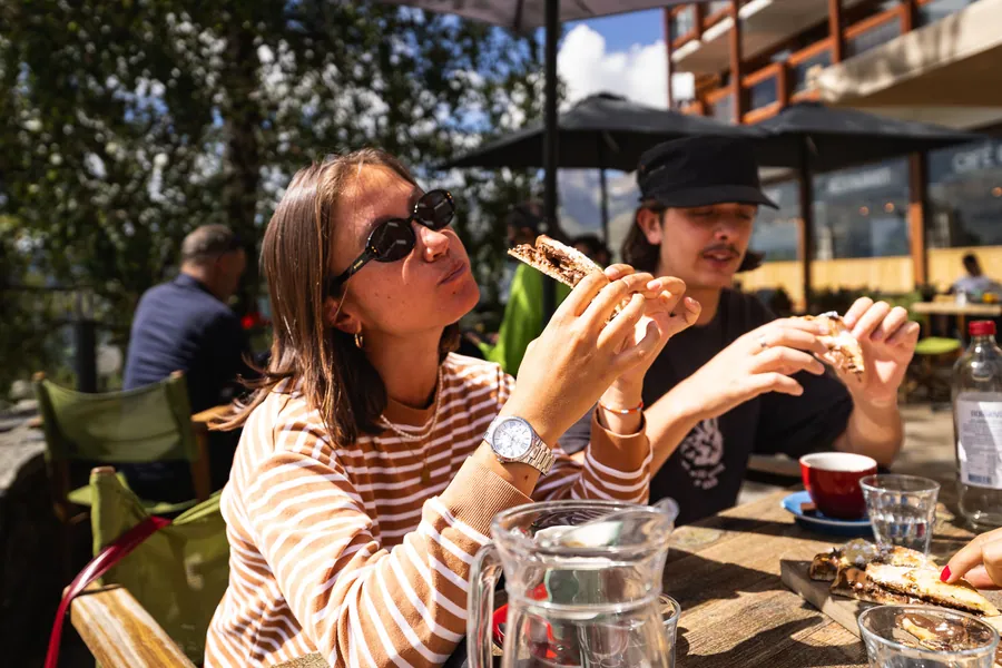 Un moment complice autour du dessert en terrasse
