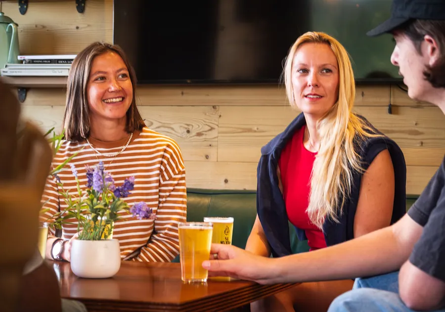 Conversations et sourires dans la salle du restaurant