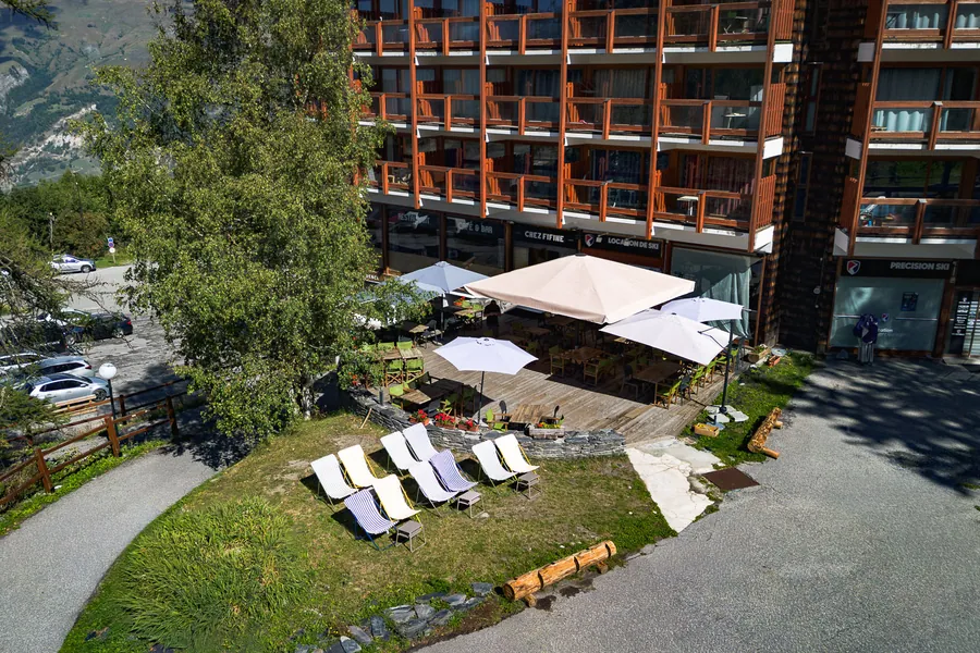 La terrasse de Chez Fifine dans son cadre à Arc 1600