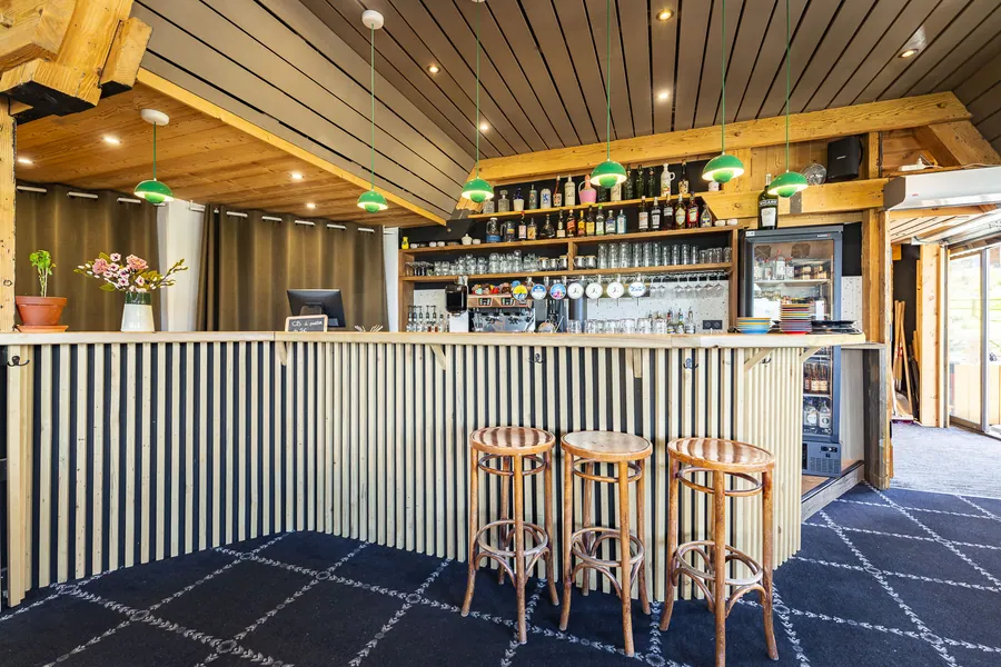 Le bar, les boiseries et les lumières de Chez Fifine
