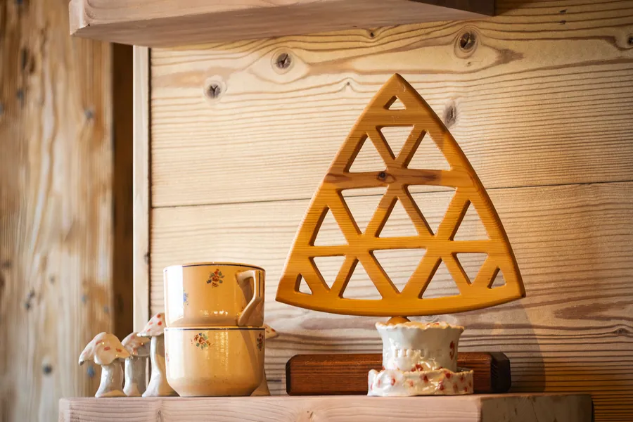 Vaisselle et objets de décoration sur une étagère en bois