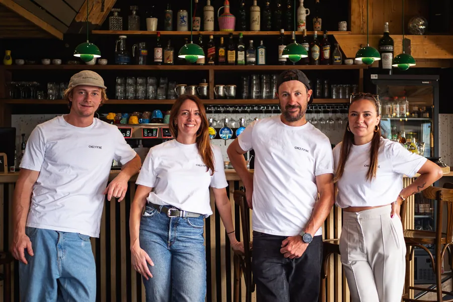 L’équipe réunie au comptoir de Chez Fifine