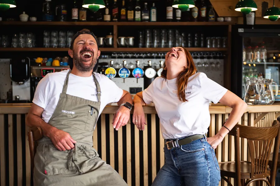 Un éclat de rire derrière le bar