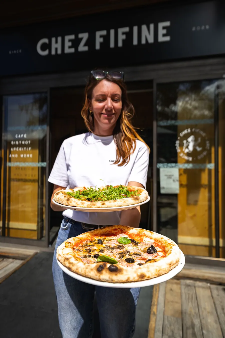 Le sourire de l’accueil, deux pizzas prêtes à être servies