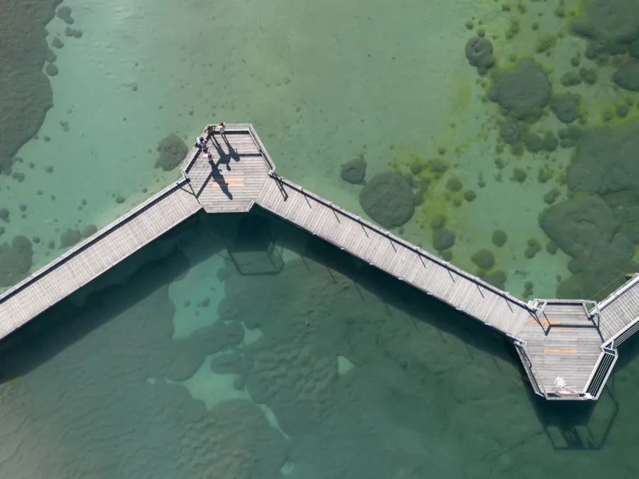 Vue aérienne de la passerelle et de l’eau turquoise