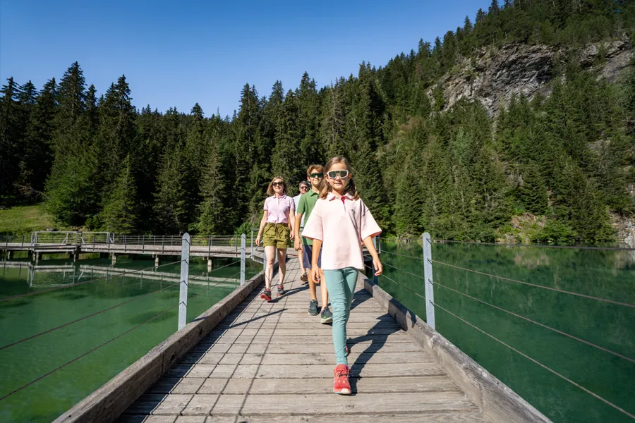 Balade sur le ponton au bord du lac de la Rosière