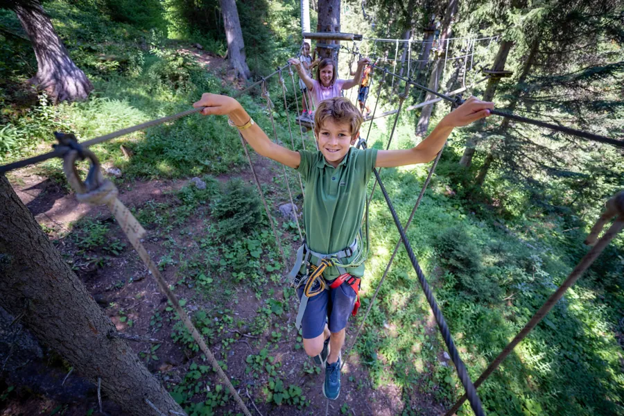 Un enfant sur le parcours accrobranche au lac de la Rosière