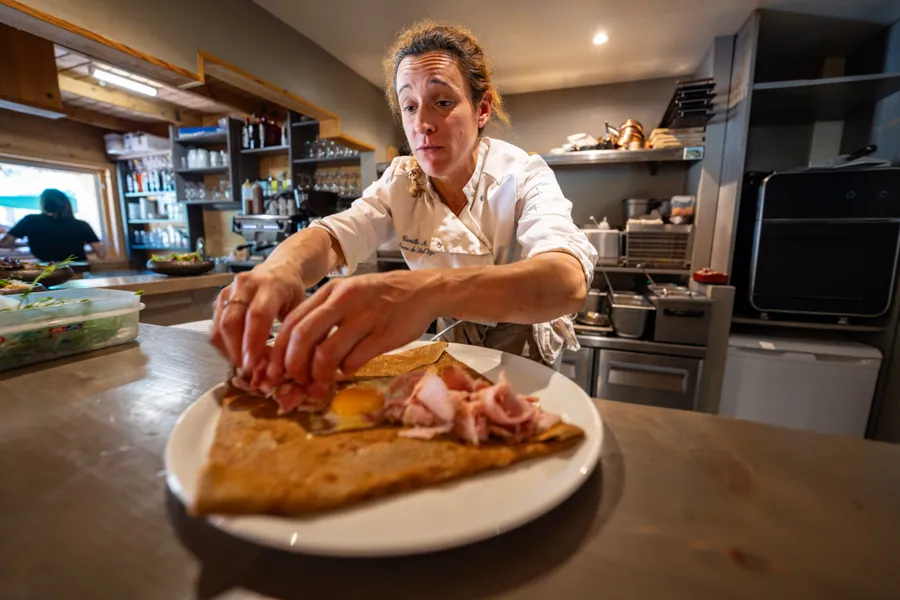 Préparation en cuisine au restaurant près du lac
