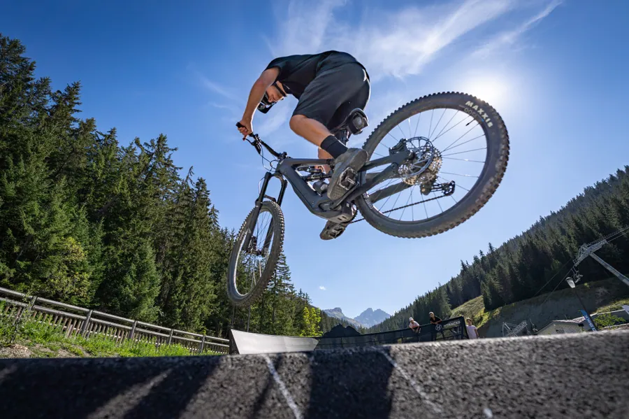 Un vététiste en plein saut au pumptrack de Courchevel