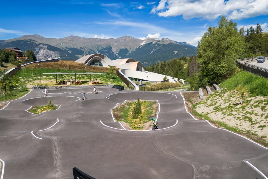 Vue d’ensemble du pumptrack et des montagnes
