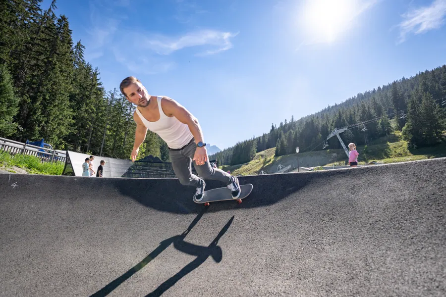 Un pratiquant en trottinette dans les courbes du pumptrack