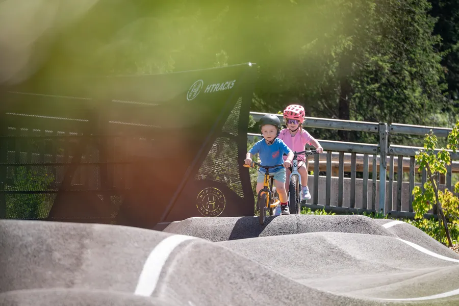De jeunes cyclistes sur le pumptrack de Courchevel