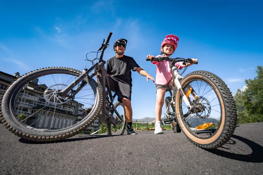 Deux jeunes cyclistes au pumptrack de Courchevel