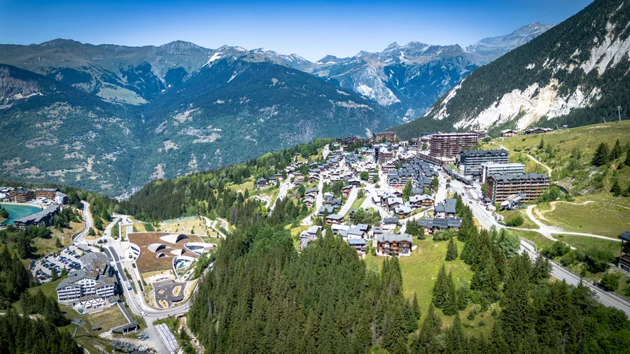 Vue aérienne d’un village de Courchevel en été