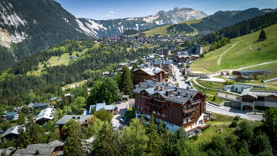 Bâtiments et forêt sur les hauteurs de Courchevel