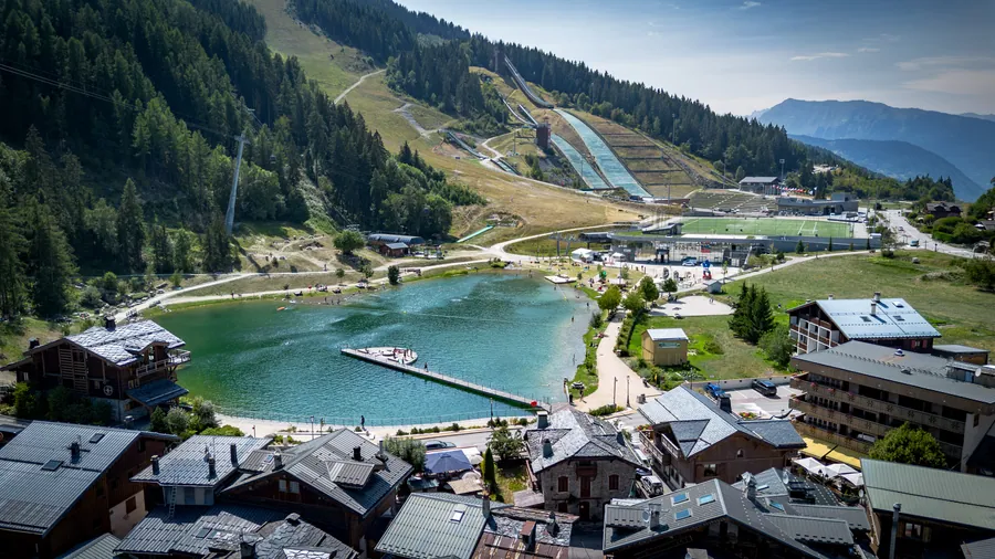 Le lac et les tremplins de Courchevel Le Praz vus du ciel