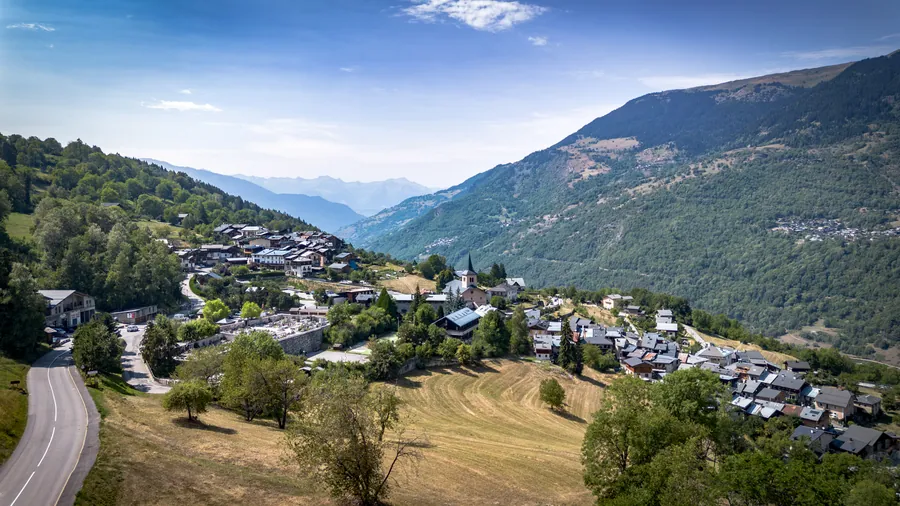 Village de montagne dans le paysage estival de Courchevel