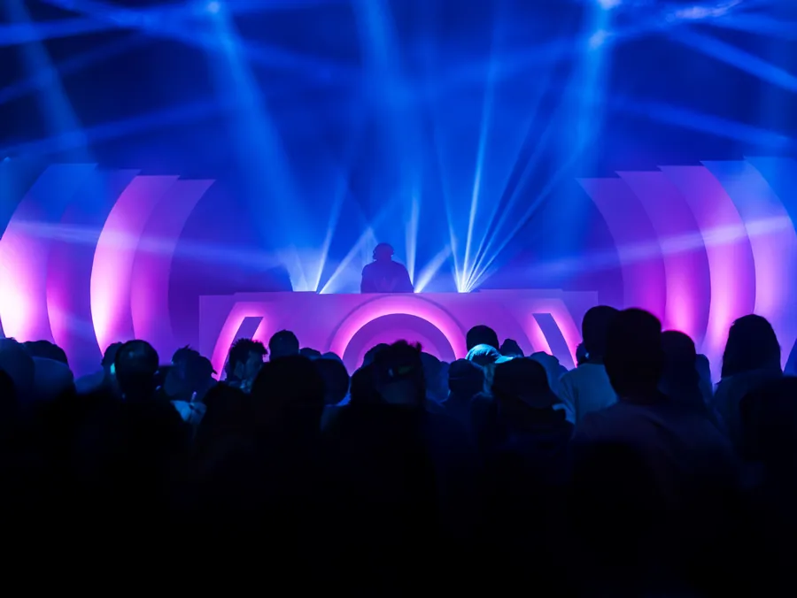 Le public d’Electronic Peak face à la scène illuminée