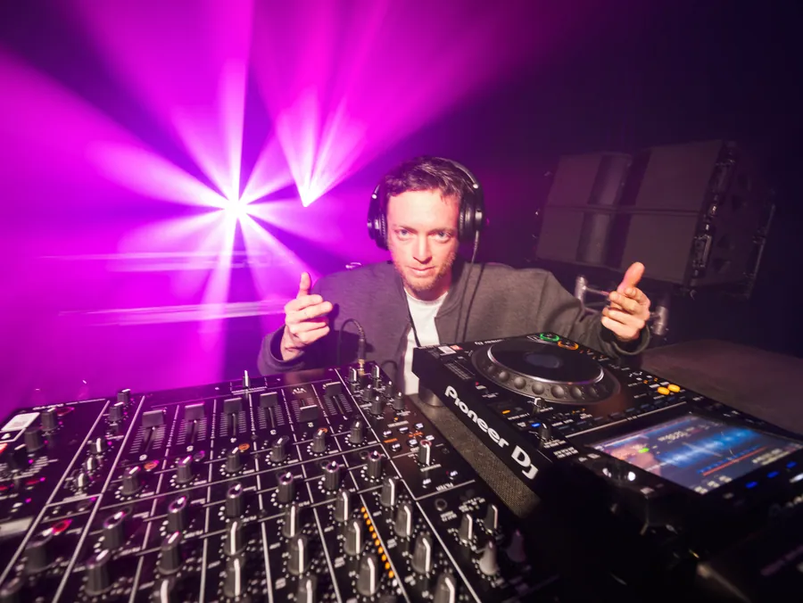 Un DJ aux platines pendant le festival