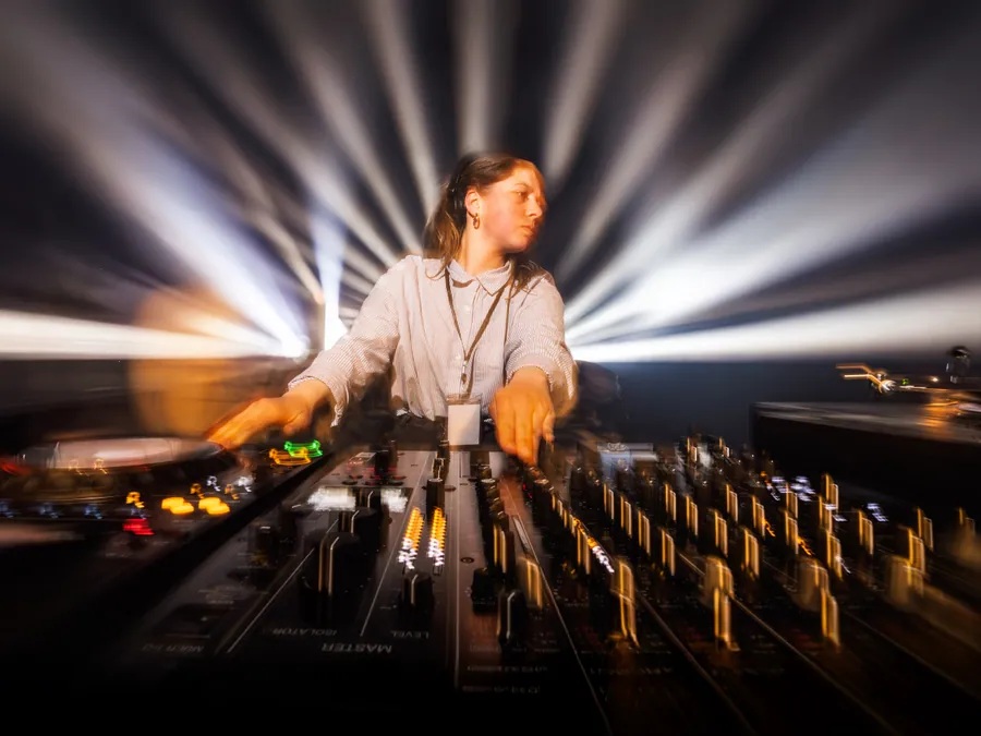 Le DJ sous les faisceaux blancs
