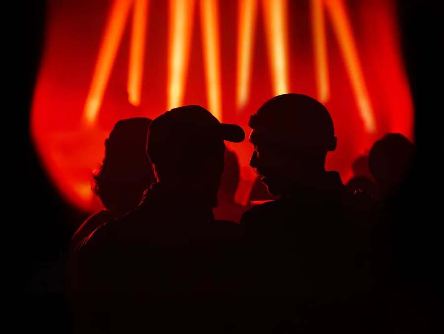 Silhouettes devant les lumières rouges