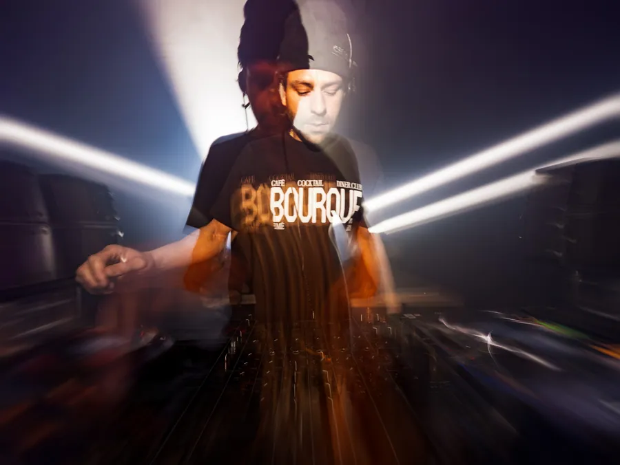 Un artiste mixe pendant la soirée