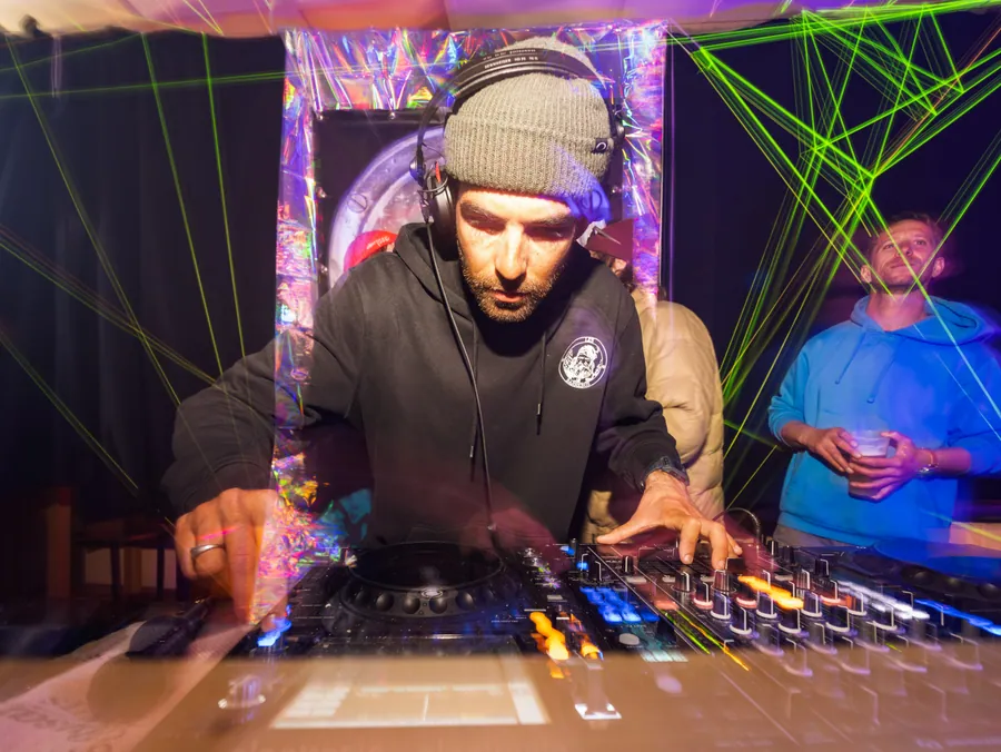 Un DJ prépare son mix