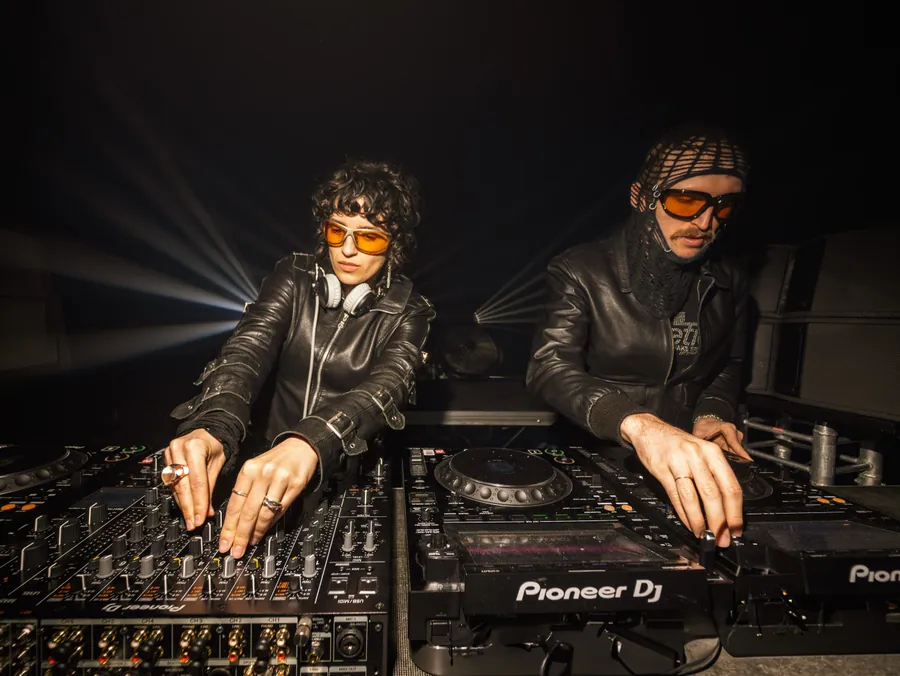 Deux artistes partagent les platines