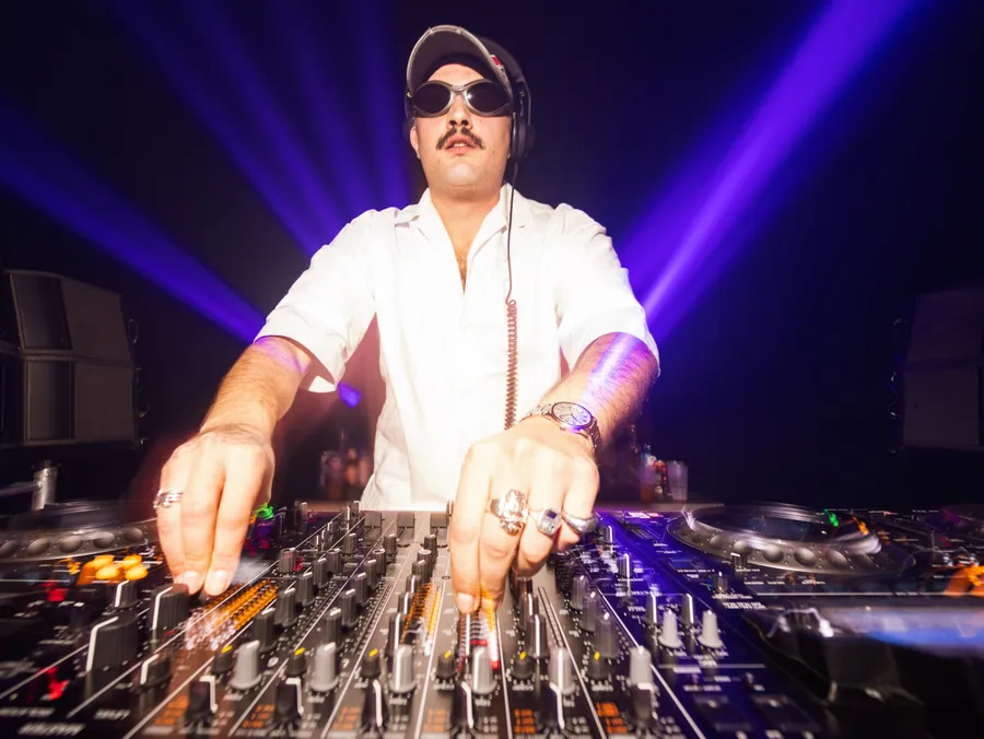 Portrait d’un DJ dans les lumières bleues