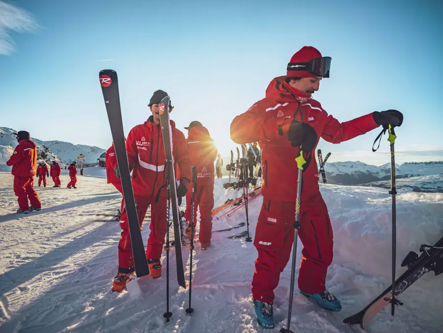 Les skis à la main avant la photo collective