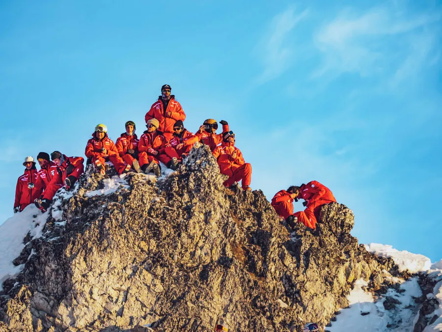 Les moniteurs prennent place sur les rochers enneigés