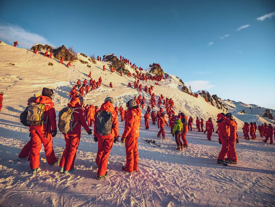 Les équipes rejoignent le rassemblement en montagne