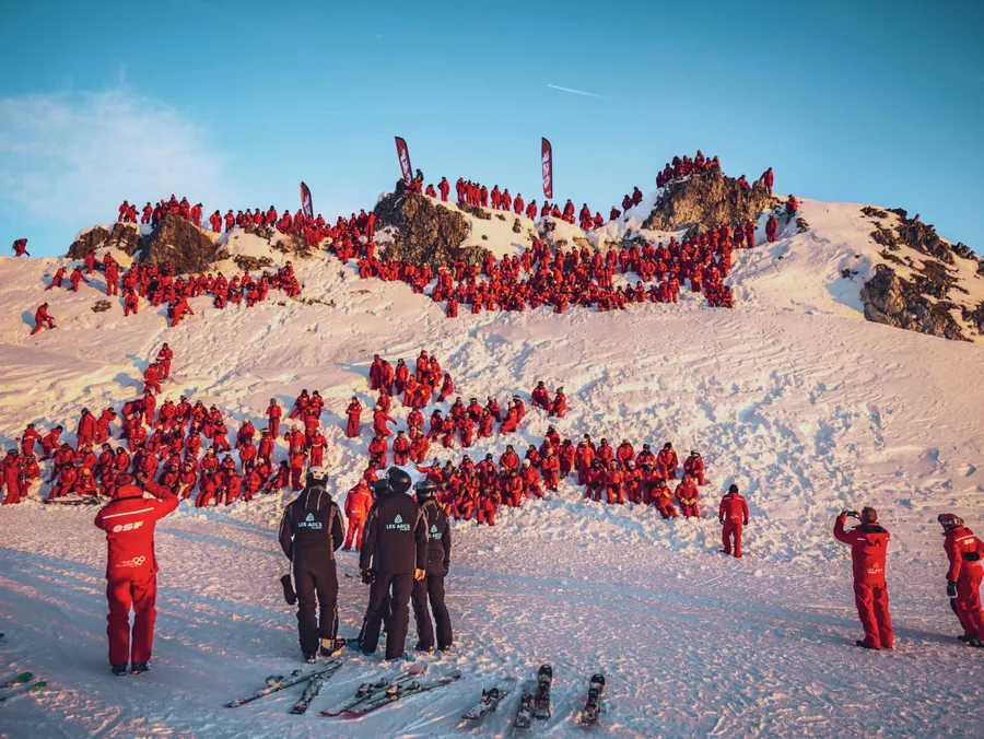 Le rassemblement des moniteurs dans son décor de montagne