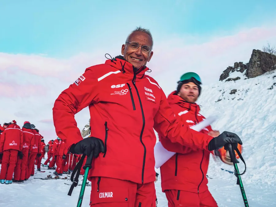 Deux moniteurs prennent la pose sur la neige