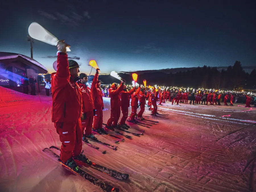 Le groupe se prépare avec ses flambeaux lumineux