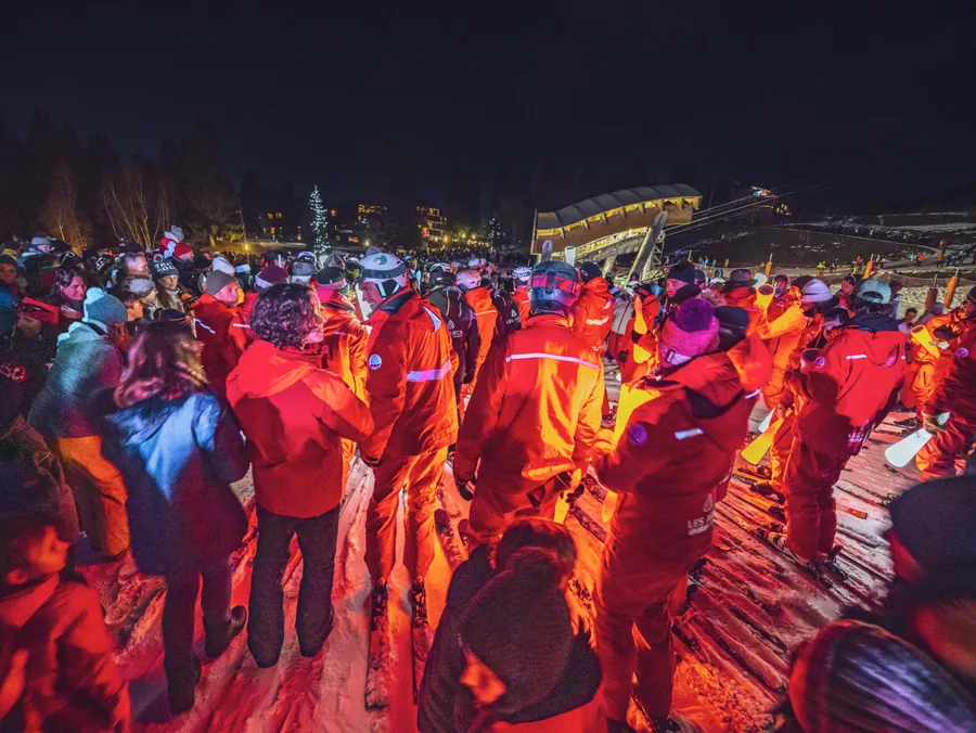 Les moniteurs réunis dans les lumières de la soirée