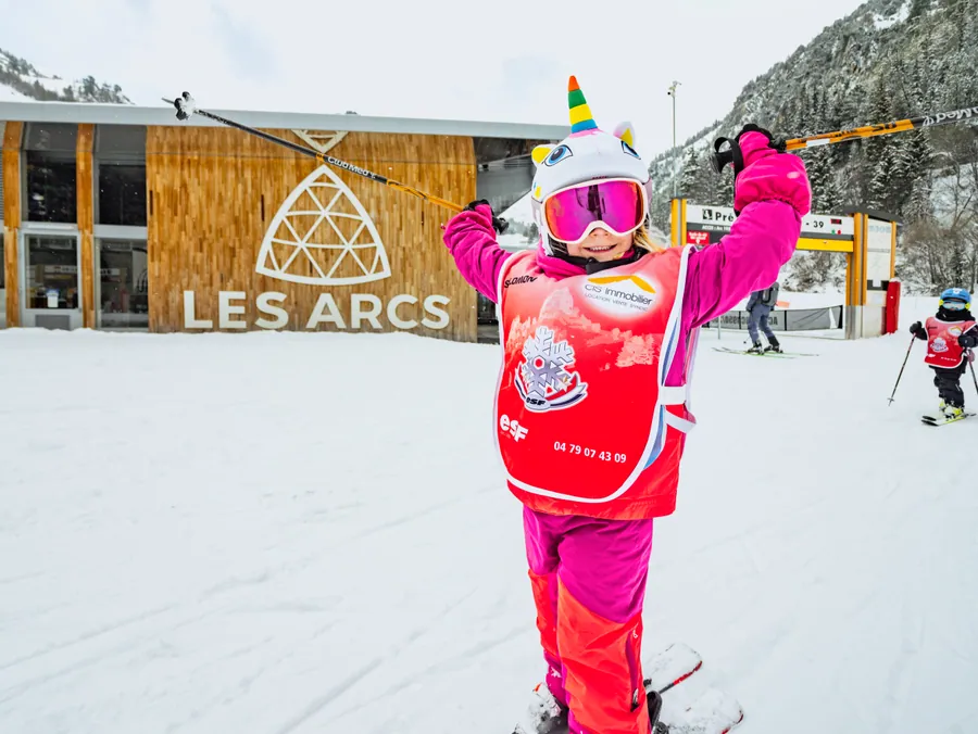 Une jeune skieuse devant le chalet Les Arcs