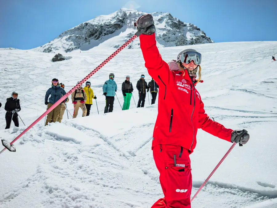 La monitrice montre un exercice avant la descente